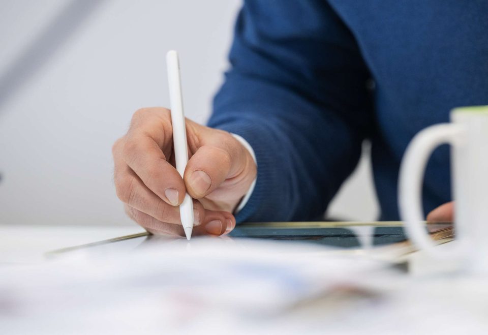 Person benutzt Stift auf digitalen Tablet