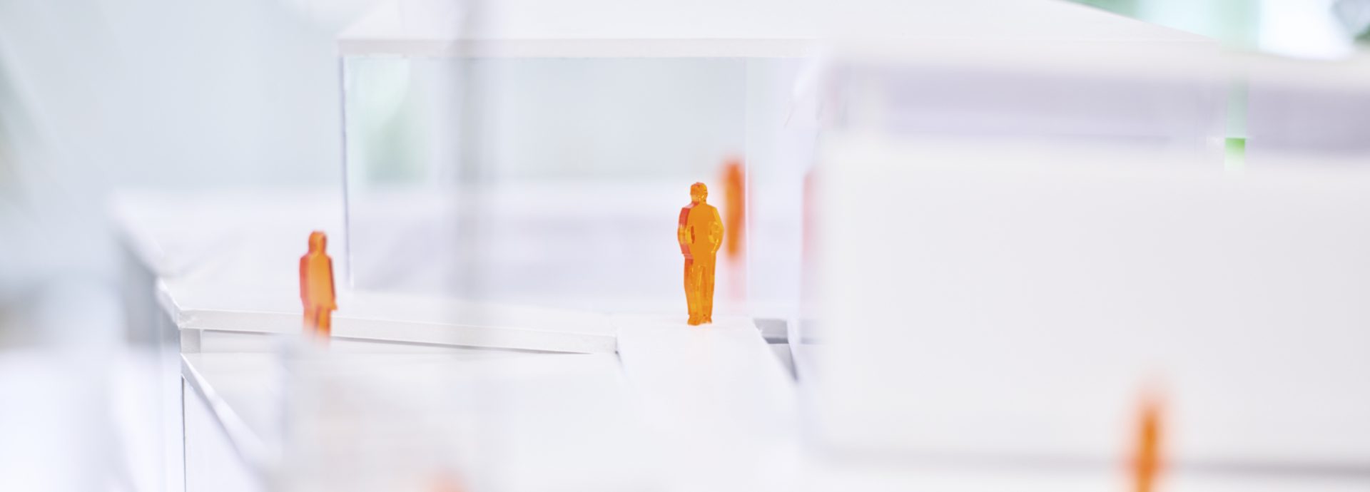 Miniaturfiguren auf Architekturmodell in Weiß