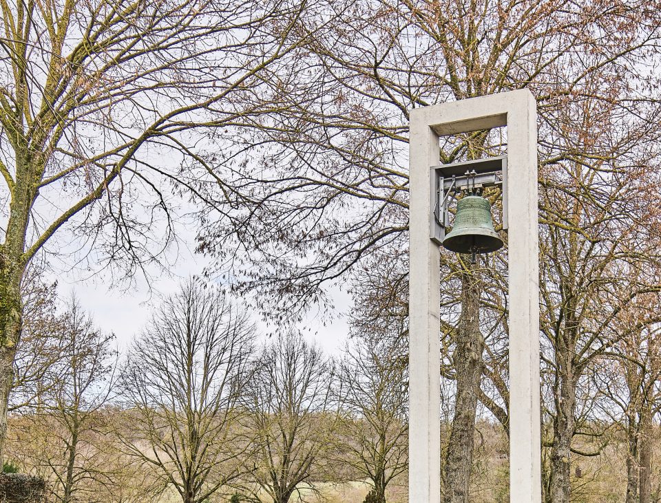 Glocke in modernem Glockenturm im Winter