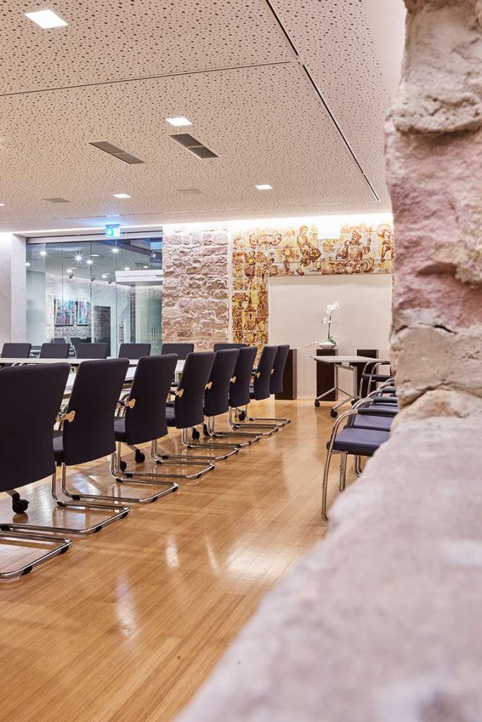 Modernes Konferenzzimmer mit Wandkunst und Stühlen