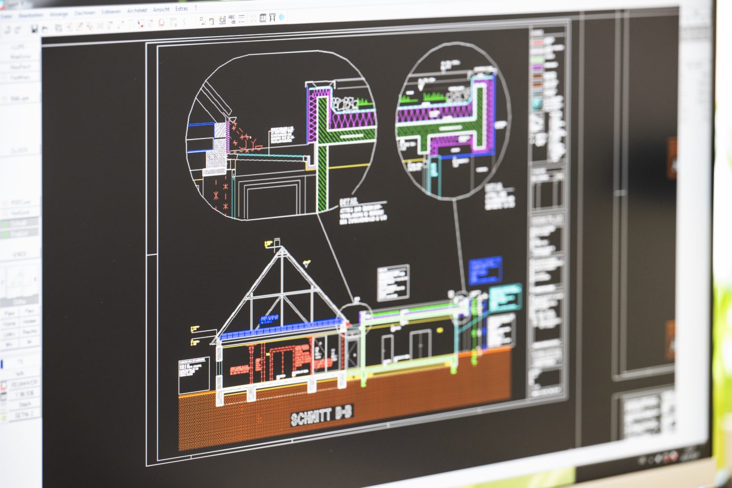 CAD-Software mit Bauplan auf Monitor